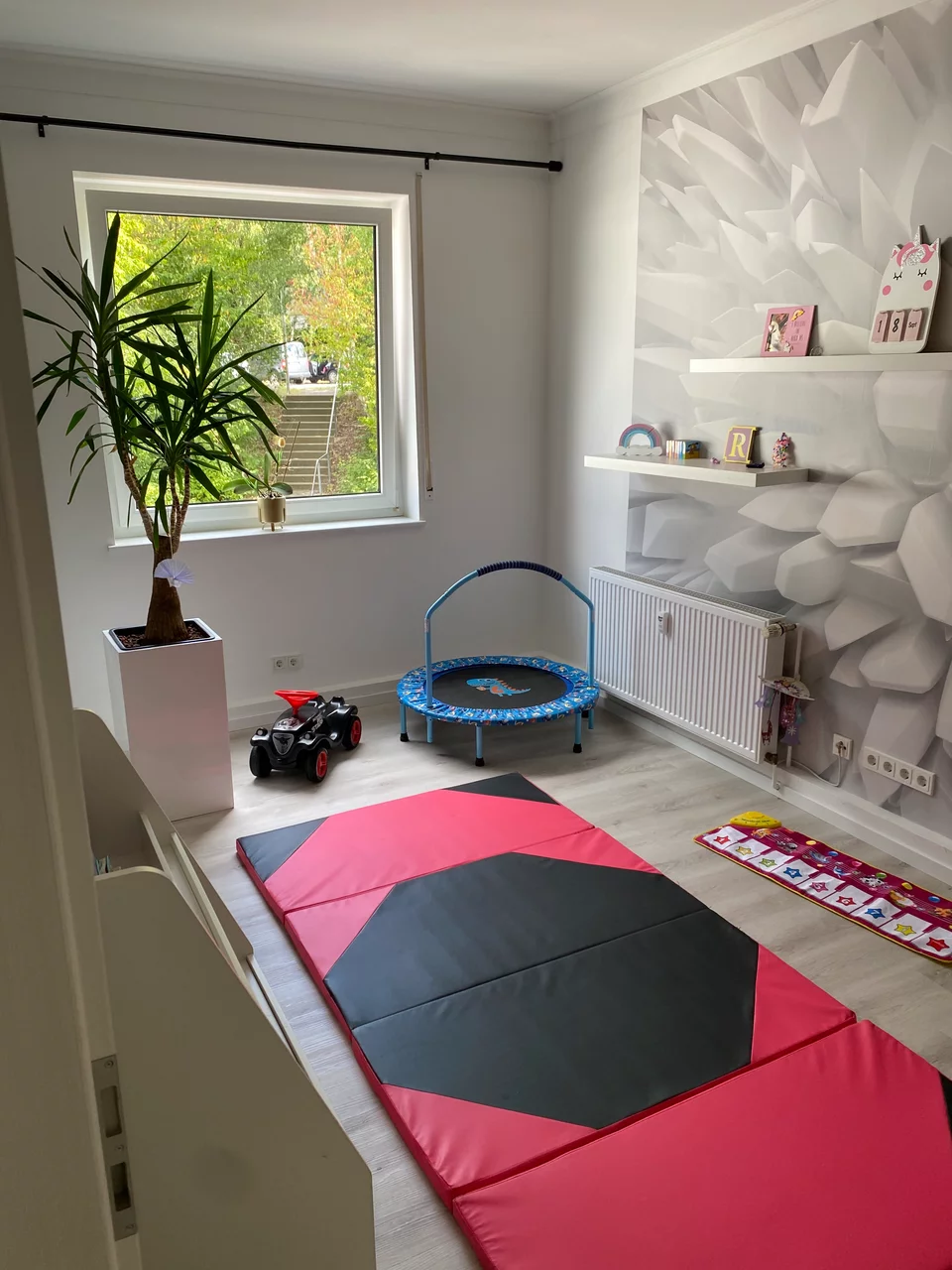 Spielzimmer mit Turnmatte und Trampolin RhönNest