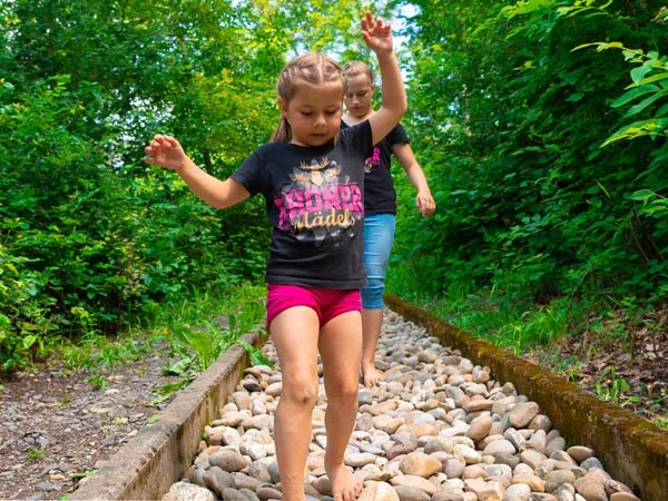 Kinder am Barfußpfad